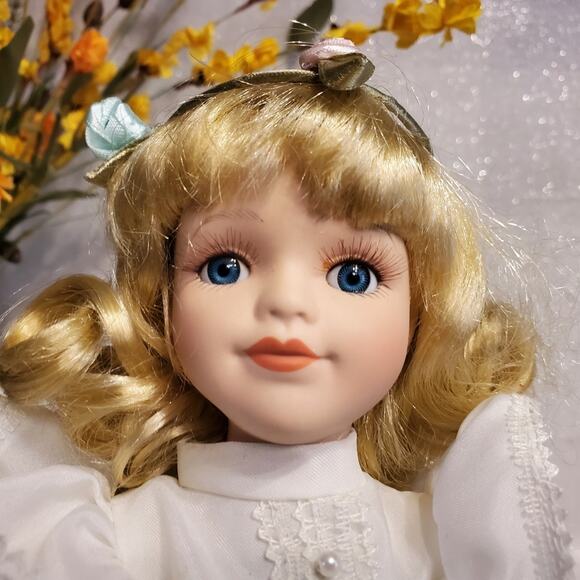 Porcelain Christmas Angel Blonde Hair Blue Eyed Praying Kneeling Doll - Picture 6 of 6